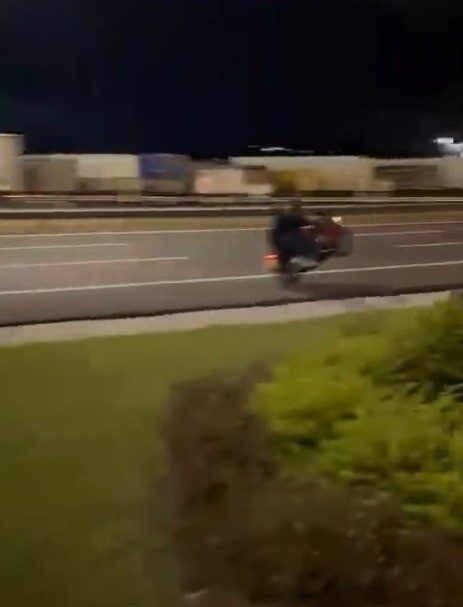 Bilecik’te motosikletiyle akrobatik hareketler yaparak trafik güvenliğini tehlikeye düşüren sürücü