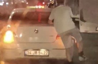 İstanbul’un Sultangazi ilçesinde dörtlülerini yakarak ilerleyen otomobilin arkasına tutunan patenli