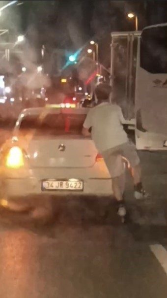İstanbul’un Sultangazi ilçesinde dörtlülerini yakarak ilerleyen otomobilin arkasına tutunan patenli