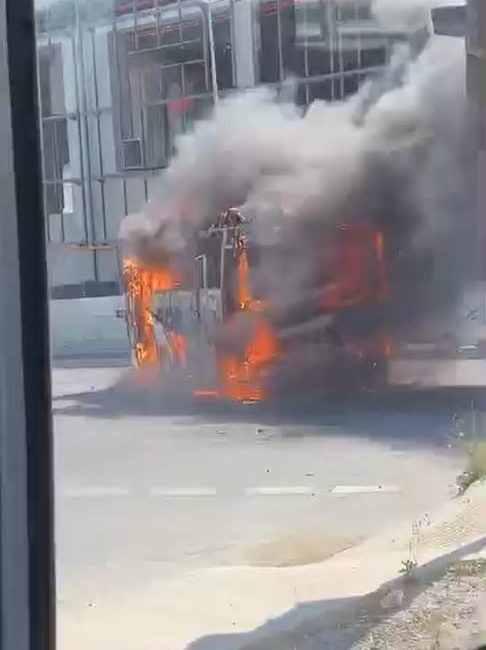 İstanbul’un Arnavutköy ilçesinde seyir halinde olan bir servis minibüsü alev