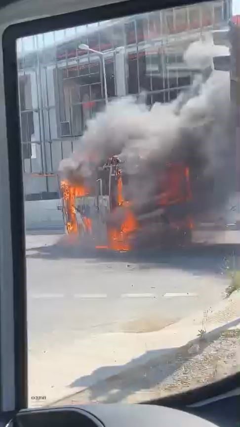 İstanbul’un Arnavutköy ilçesinde seyir halinde olan bir servis minibüsü alev