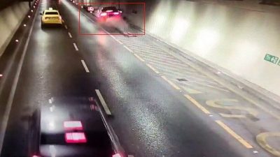 İstanbul’da Avrasya Tüneli’nde seyir halindeki otomobilin, itfaiyeye ait yangın panosuna