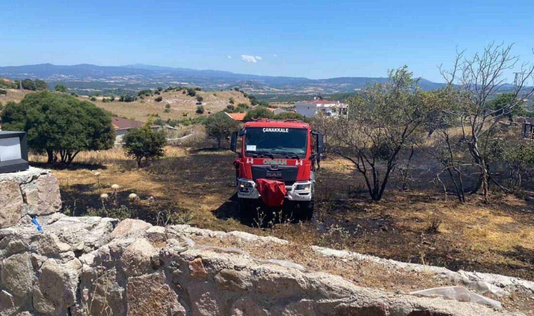 Çanakkale’nin Ayvacık ilçesinde bir evin bahçesinde çıkan yangın Ezine Belediyesi