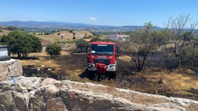 Çanakkale’nin Ayvacık ilçesinde bir evin bahçesinde çıkan yangın Ezine Belediyesi