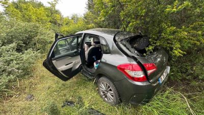 Çanakkale’nin Ayvacık ilçesinde bir otomobilin şarampole yuvarlanması sonucu meydana gelen