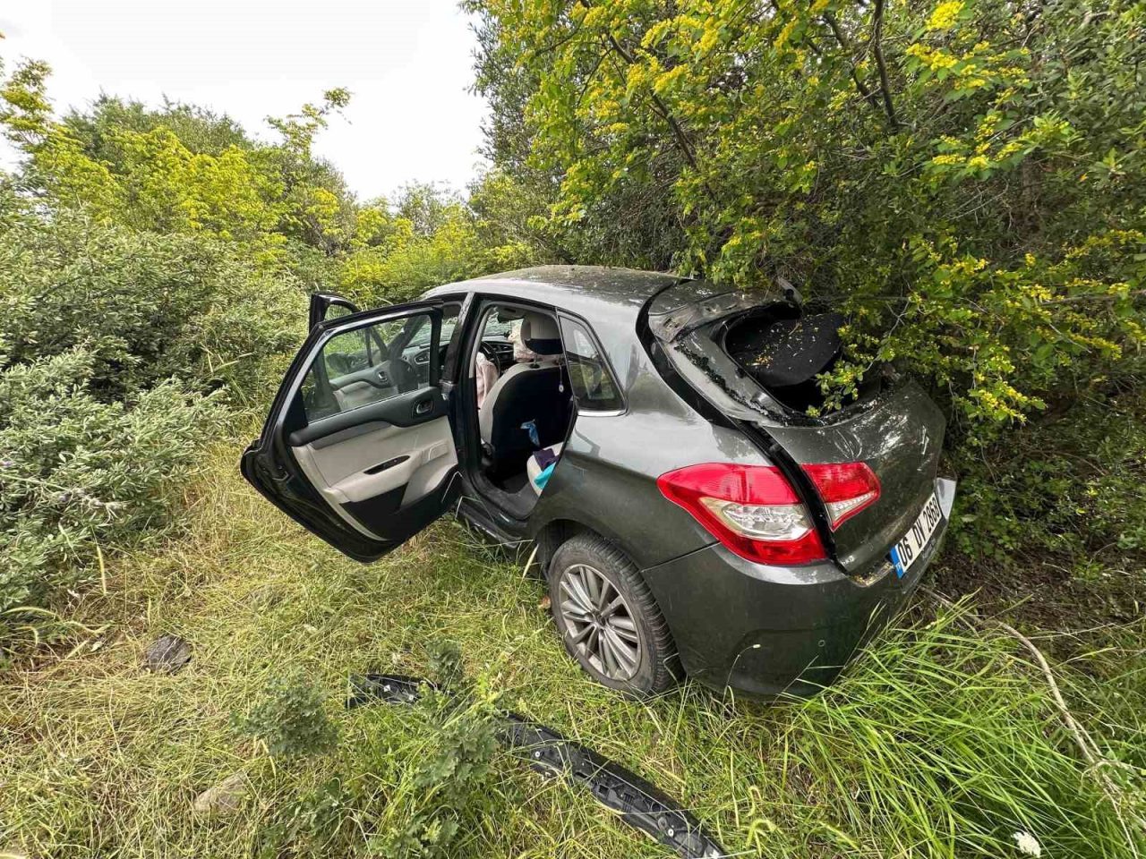 Çanakkale’nin Ayvacık ilçesinde bir otomobilin şarampole yuvarlanması sonucu meydana gelen