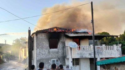 Balıkesir’in Ayvalık ilçesinde metruk bir evde yangın çıktı. Küçükköy Mahallesi’nde