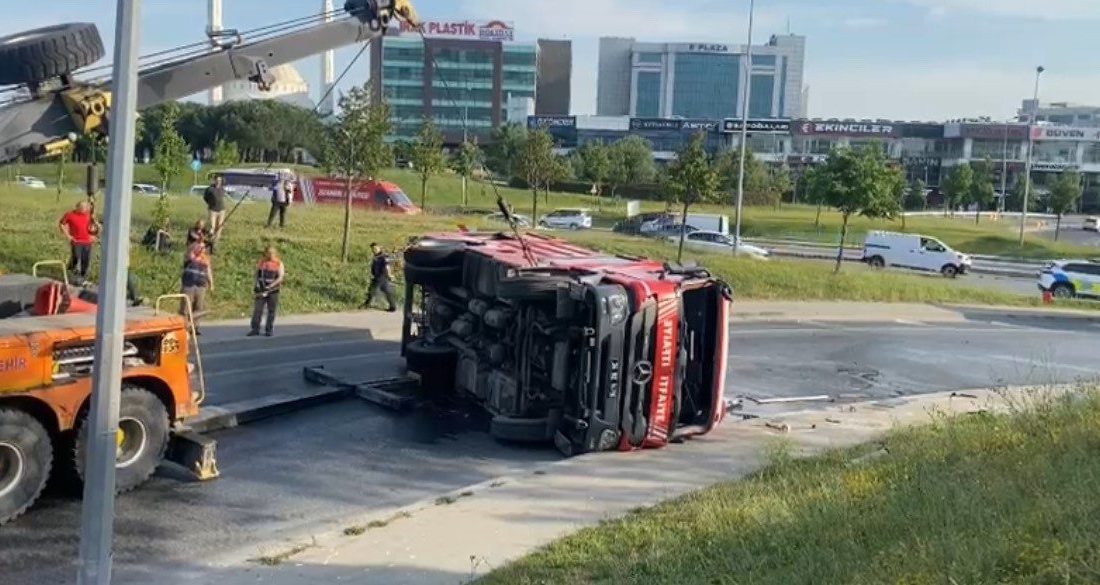 Bağcılar’da, fabrika yangınından dönen itfaiye aracının devrilmesi sonucu meydana gelen