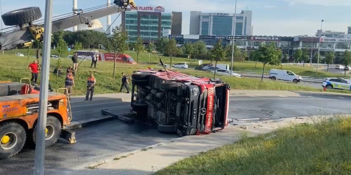 Bağcılar’da, fabrika yangınından dönen itfaiye aracının devrilmesi sonucu meydana gelen