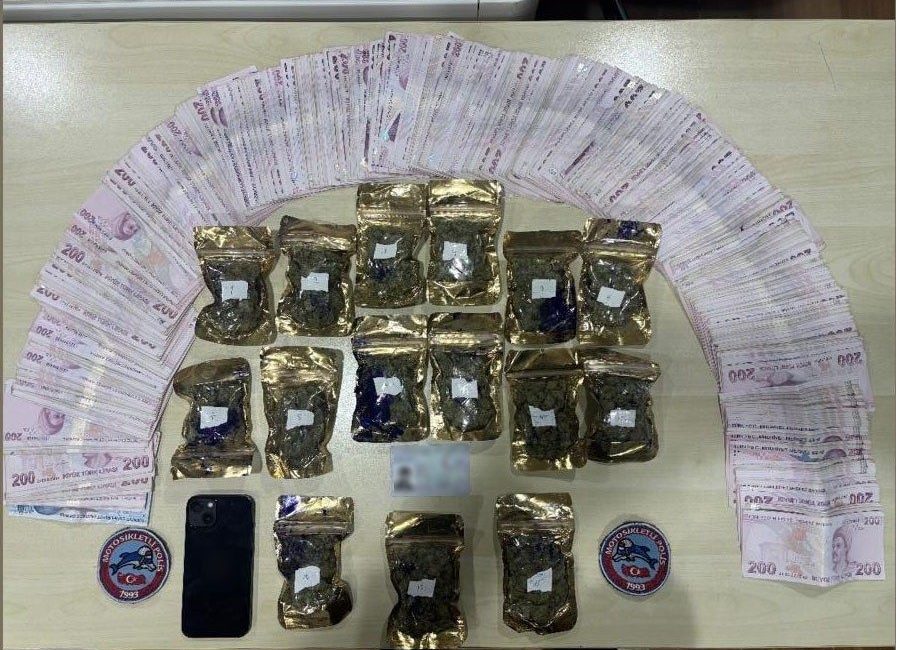 İstanbul’un Bakırköy ilçesinde durdurulan otomobilin torpidosunda zulalanmış çok sayıda uyuşturucu