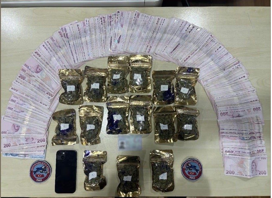 İstanbul’un Bakırköy ilçesinde durdurulan otomobilin torpidosunda zulalanmış çok sayıda uyuşturucu