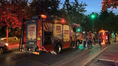 İstanbul Bakırköy’de Mercedes marka otomobil, önce kaldırıma çıktı, ardından önündeki