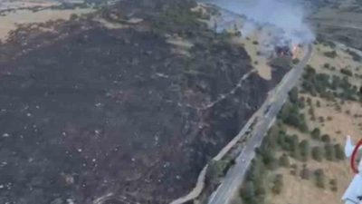 Balıkesir’in Karesi ilçesinde bir arazide yangın çıktı. Yangına ekipler havadan