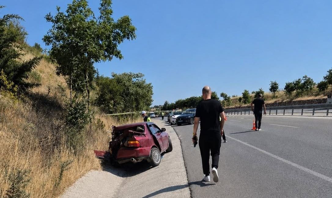 Balıkesir’de süt kamyonu ile çarpışan otomobilin sürücüsü, araçta sıkışarak hayatını