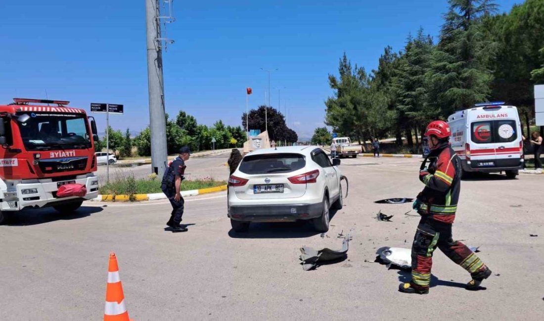 Balıkesir’de üniversitenin kampüs girişinde çarpışan araçlardaki 2 öğrenci yaralandı. Olay,