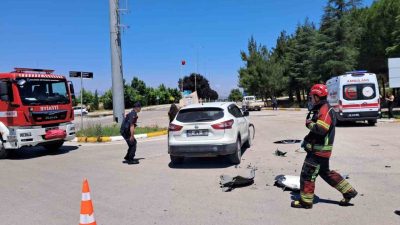 Balıkesir’de üniversitenin kampüs girişinde çarpışan araçlardaki 2 öğrenci yaralandı. Olay,