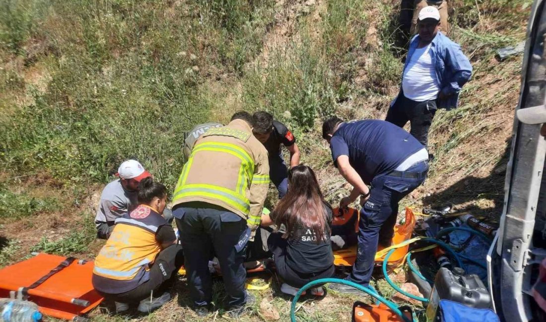 Balıkesir’in Sındırgı ilçesinde meydana gelen trafik kazasında kamyon içerisinde sıkışan