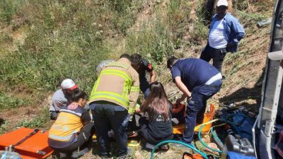 Balıkesir’in Sındırgı ilçesinde meydana gelen trafik kazasında kamyon içerisinde sıkışan