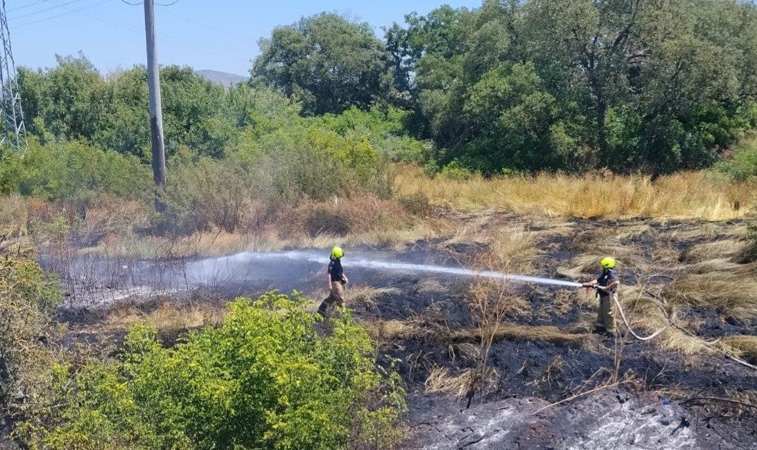 Balıkesir’in Altıeylül ilçesinde çıkan ot yangını ağaçlık alana sıçramadan söndürüldü.