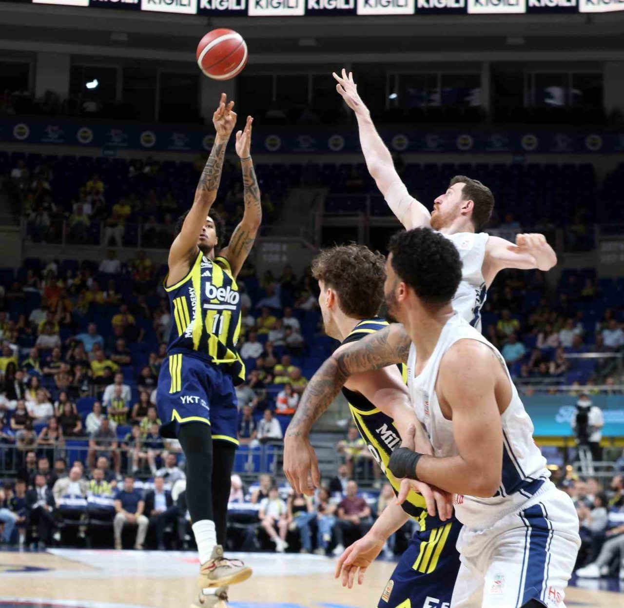 Türkiye Sigorta Basketbol Süper Ligi play-off yarı final serisi ilk