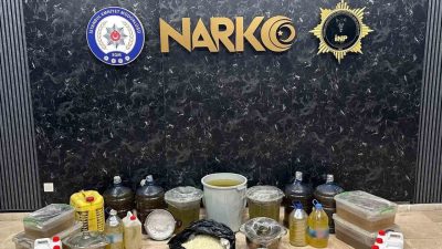 İstanbul’un Beşiktaş ilçesinde bir ev ve araca düzenlenen operasyonda, 17