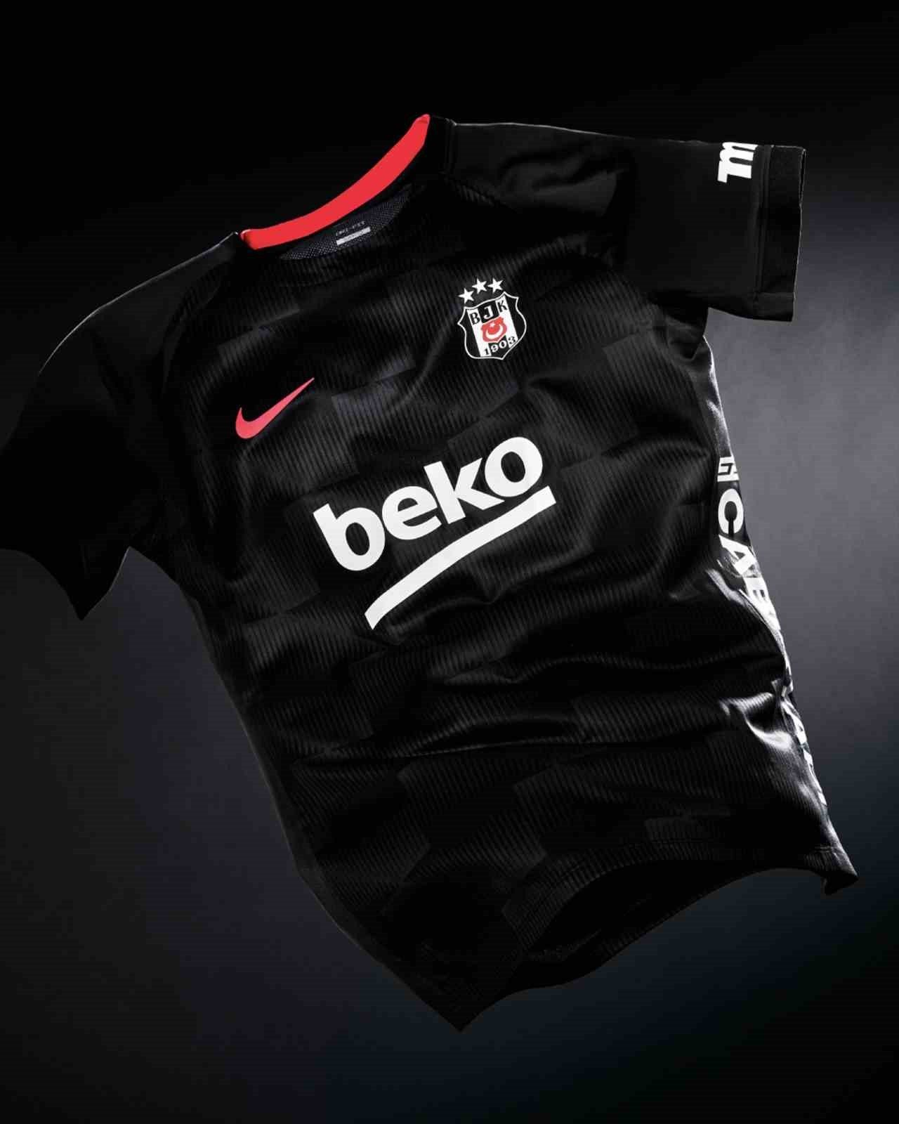 Beşiktaş, yeni sezon formalarını Tüpraş Stadyumu’nda düzenlediği lansmanla tanıttı. Beşiktaş,