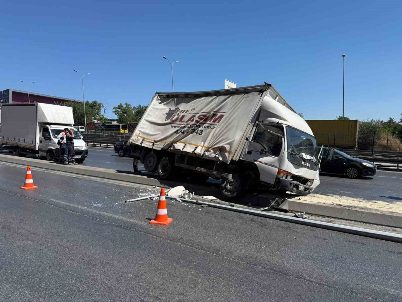 İstanbul Beylikdüzü ilçesi E-5’te iddiaya göre seyir halindeki kamyonetin freni