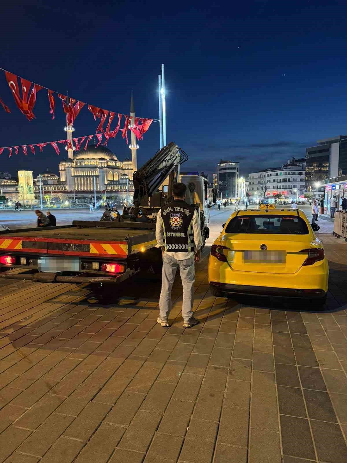 Beyoğlu’nda bir taksi şoförü, turist yolcuyu aracına aldıktan sonra taksimetreyi