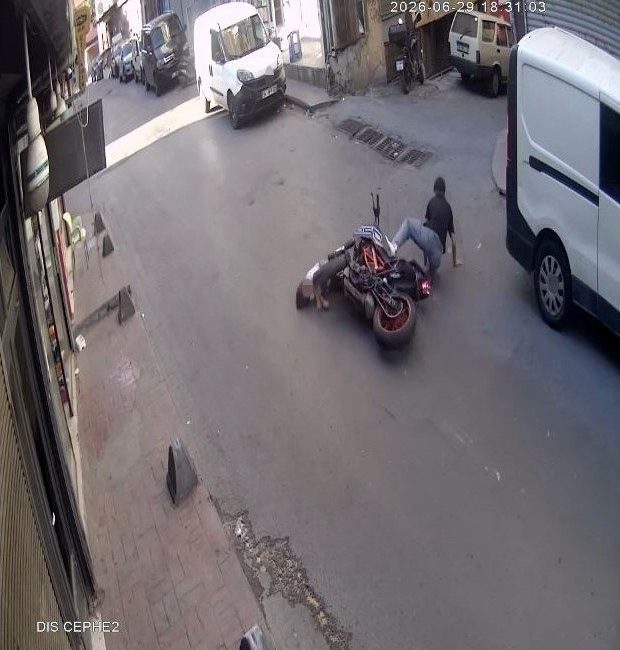 İstanbul Beyoğlu’nda cadde üzerinde scooter kullanan 4 yaşındaki Şevval E.’ye