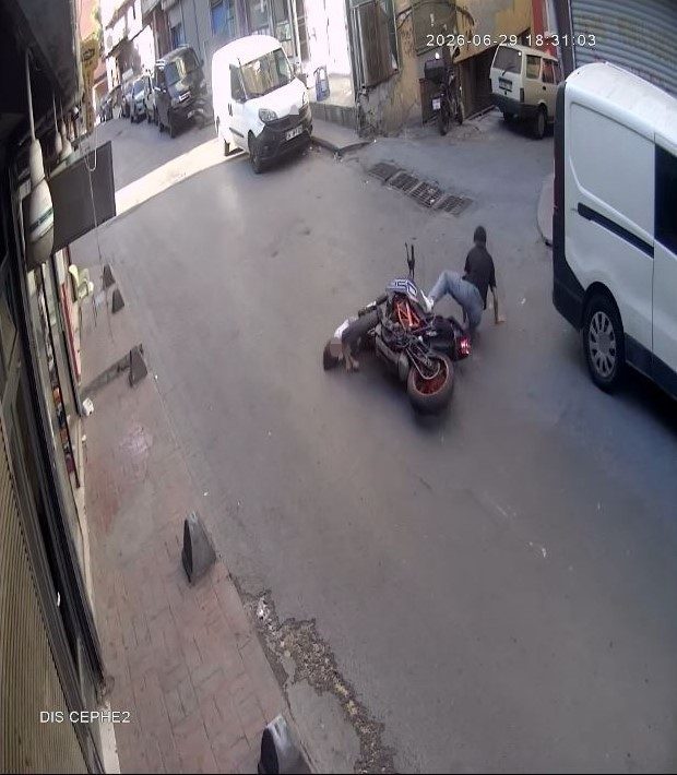 İstanbul Beyoğlu’nda cadde üzerinde scooter kullanan 4 yaşındaki Şevval E.’ye