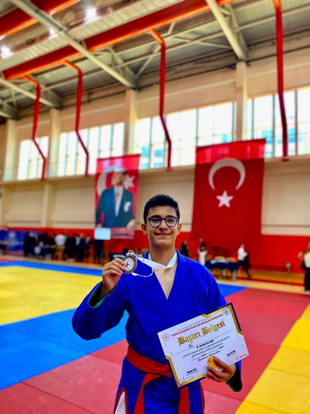 Bilecikli sporcu Ahmet Altınay Türkiye üçüncüsü oldu. Düzce’nin Akçakoca ilçesinde