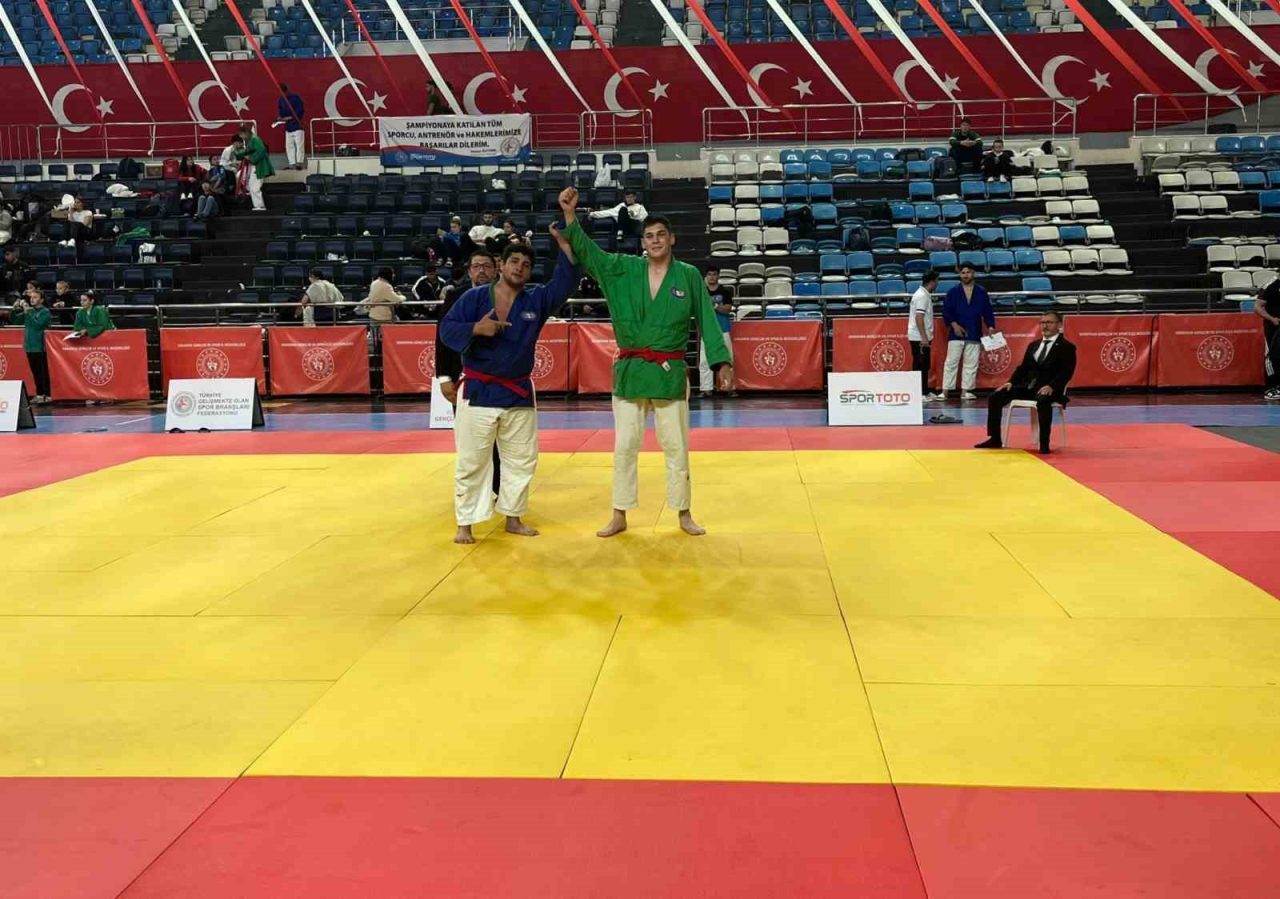 Bilecikli sporcular, Büyükler Türkiye Kuraş Şampiyonası’na damga vurdu. Sakarya’da düzenlenen
