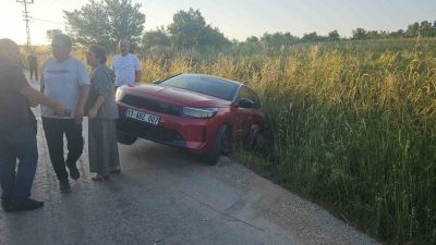 Bilecik’te 2 otomobilin çarpışması sonucu meydana gelen trafik kazasında 3