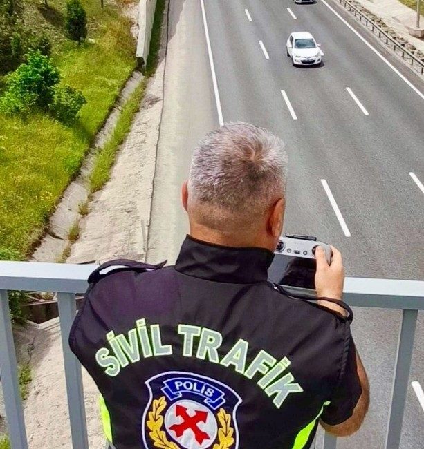 Bilecik’in Bozüyük ilçesinde drone destekli trafik denetimi gerçekleştirildi. Edinilen bilgilere