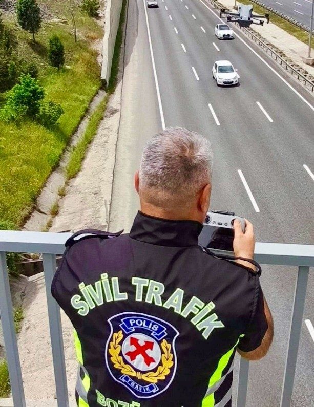 Bilecik’in Bozüyük ilçesinde drone destekli trafik denetimi gerçekleştirildi. Edinilen bilgilere