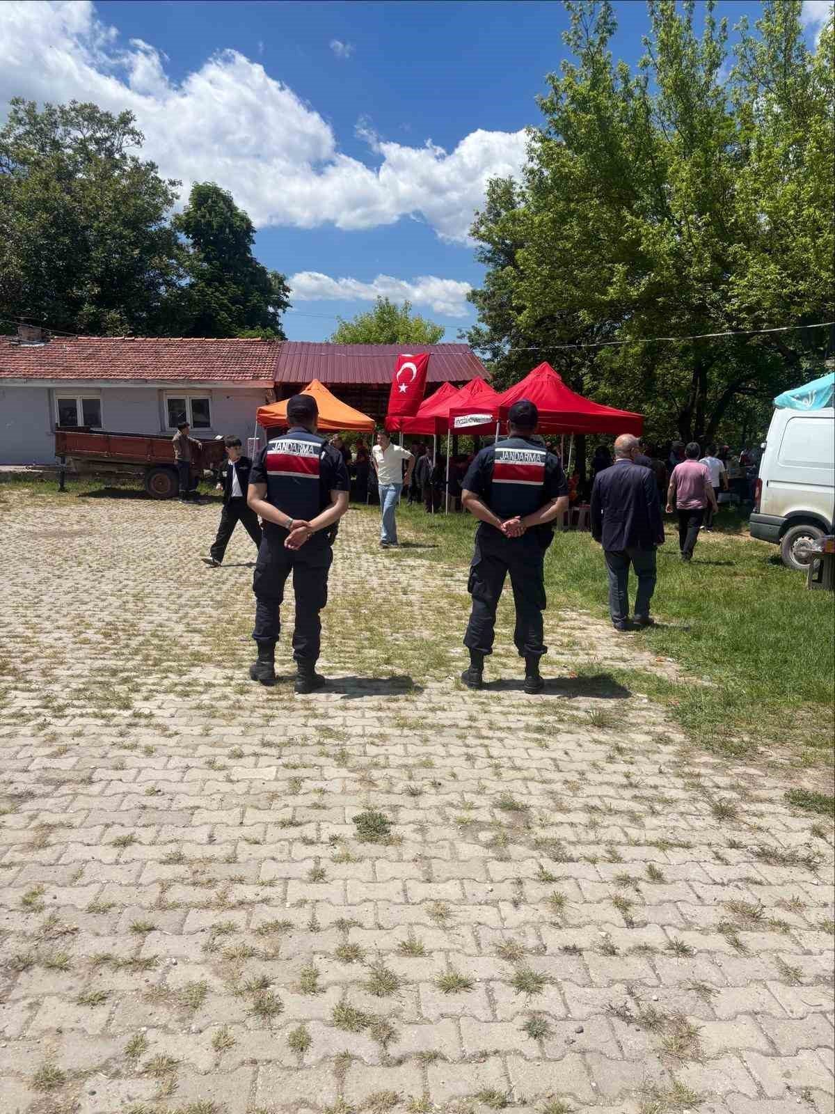 Bilecik’te jandarma ekiplerince vatandaşlara hayvan hırsızlığı ve dolandırıcılık kapsamında bilgilendirme