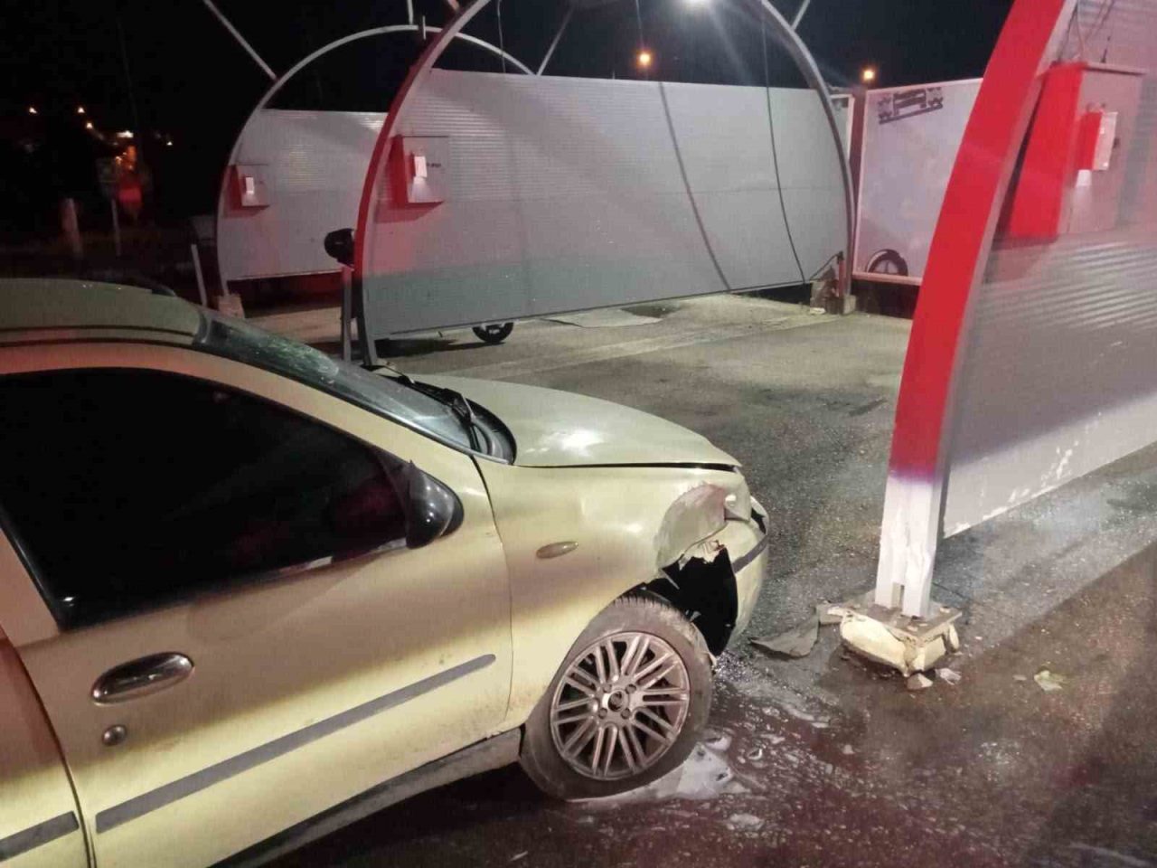 Bilecik’te otomobil sürücüsünün akaryakıt istasyonunda bulunan yıkama alanına çarpması sonucu