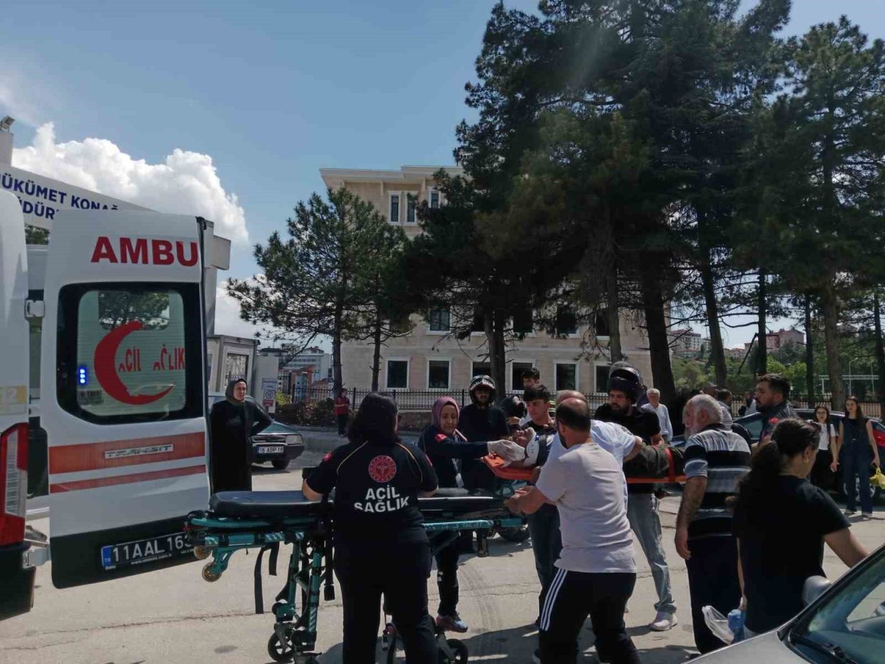 Bilecik’te yolun karşısına geçen yaya otomobil çarpması sonucu yaralandı. Kaza,