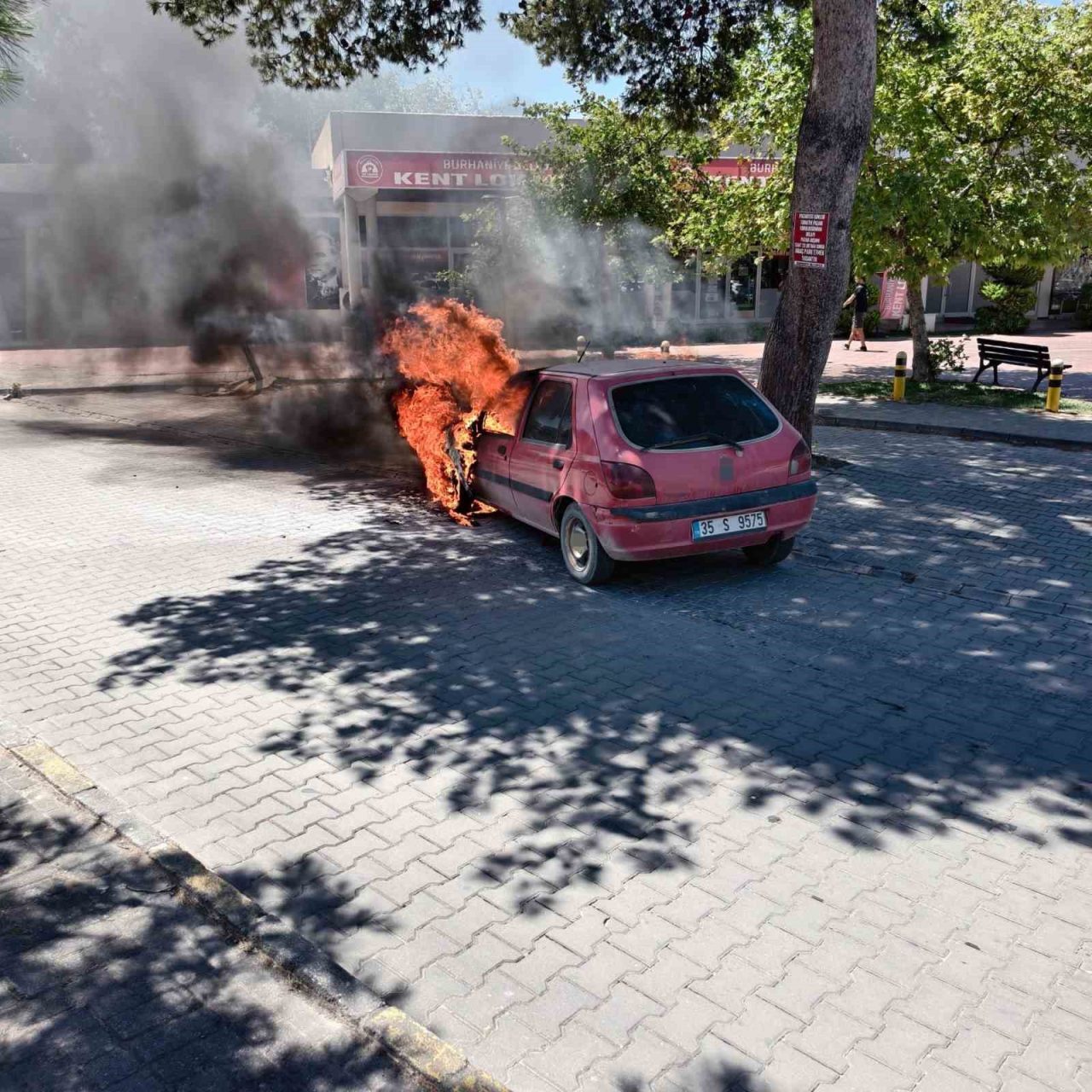 Burhaniye ilçesinde bir araçta çıkan yangın, itfaiye ekiplerinin hızlı müdahalesiyle