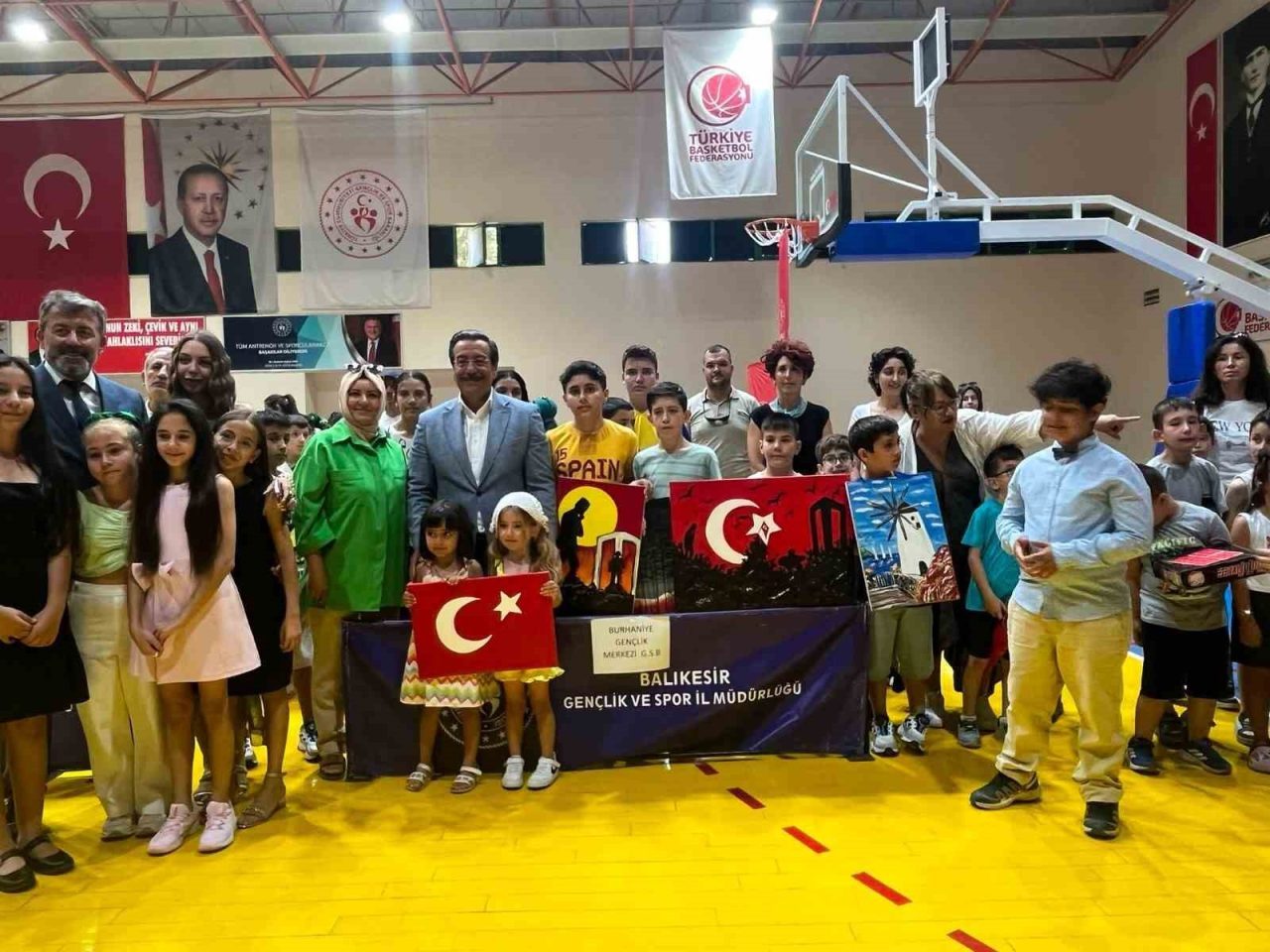 Burhaniye ilçesinde, okulların tatile girmesi ile birlikte gençlerin yaz dönemini