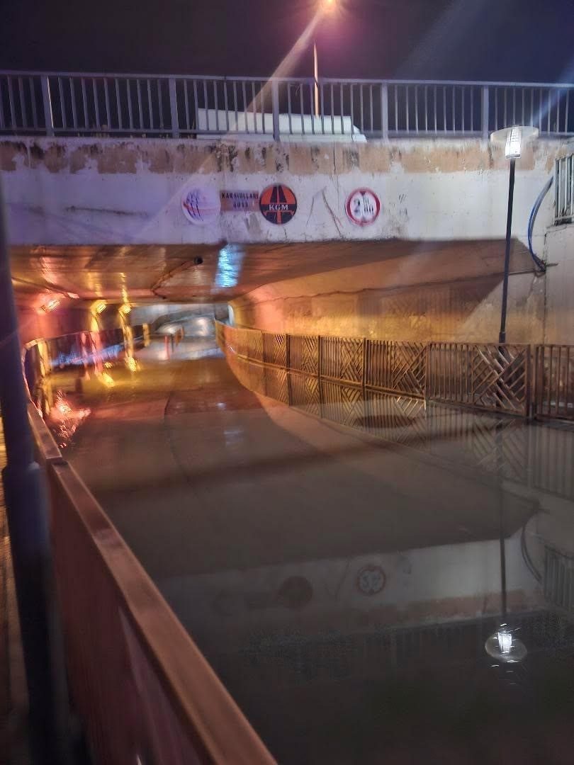 Bursa’nın İnegöl ilçesinde aniden bastıran sağanak hayatı olumsuz etkiledi. İlçe
