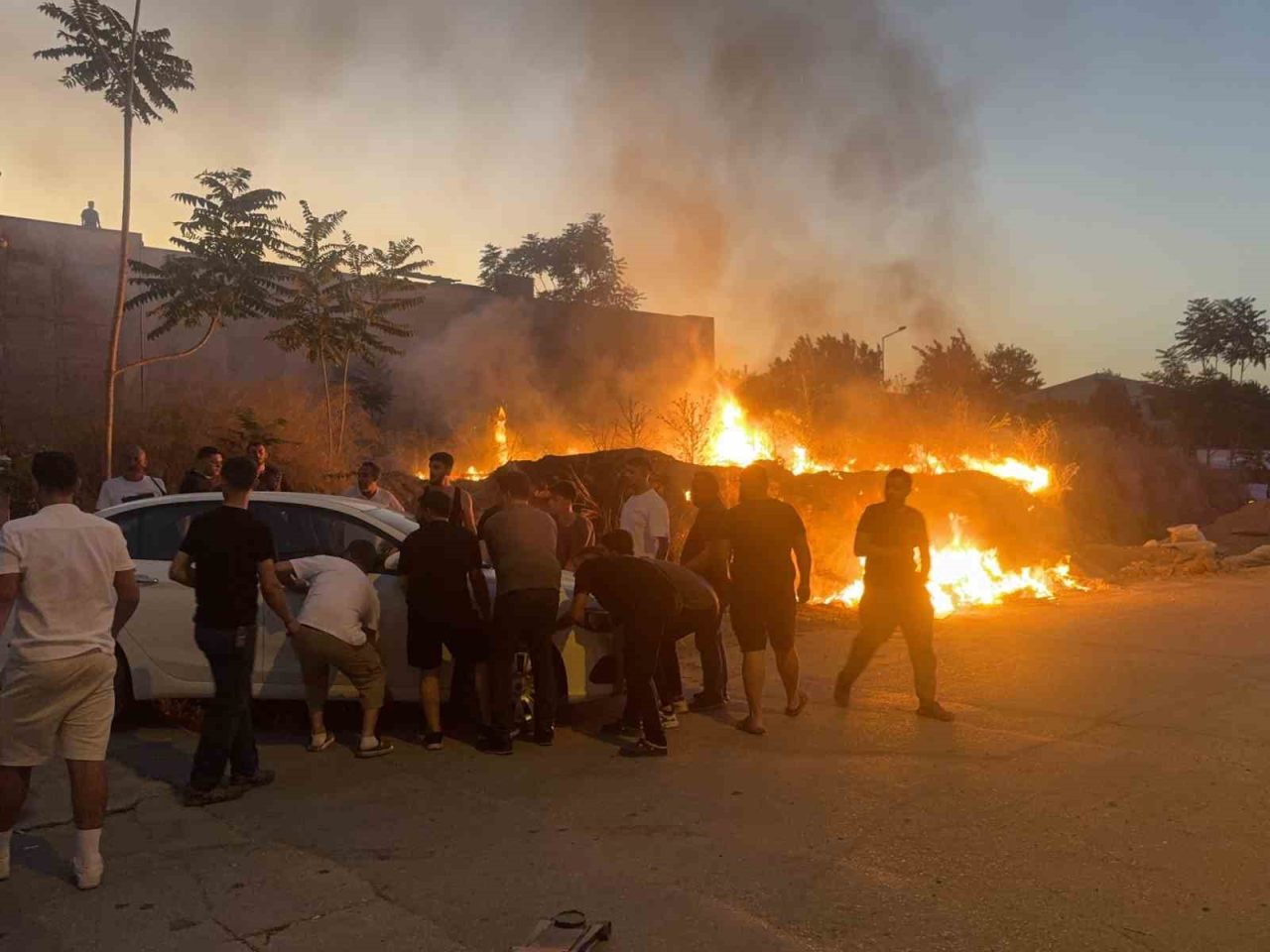 Bursa’da boş bir arsada çıkan yangın, kısa süreli paniğe neden