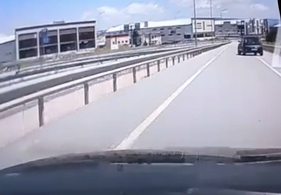 Bursa’da bir sürücünün akan trafikte geri manevra yaparak tehlike oluşturduğu