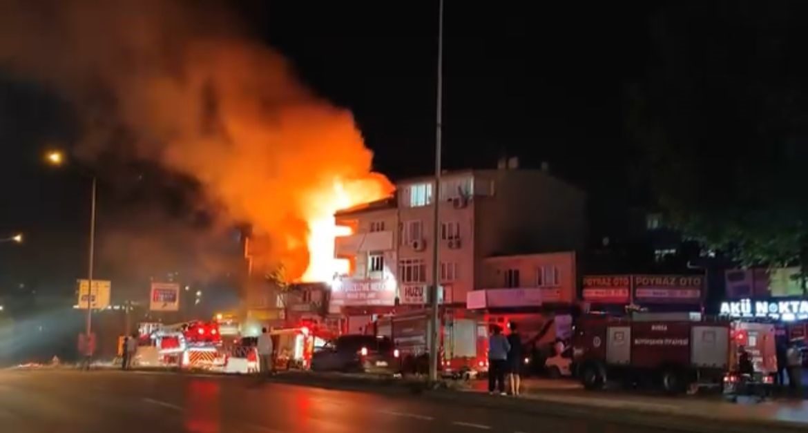 Bursa’da iki katlı evin ikinci katında çıkan yangın, paniğe sebep
