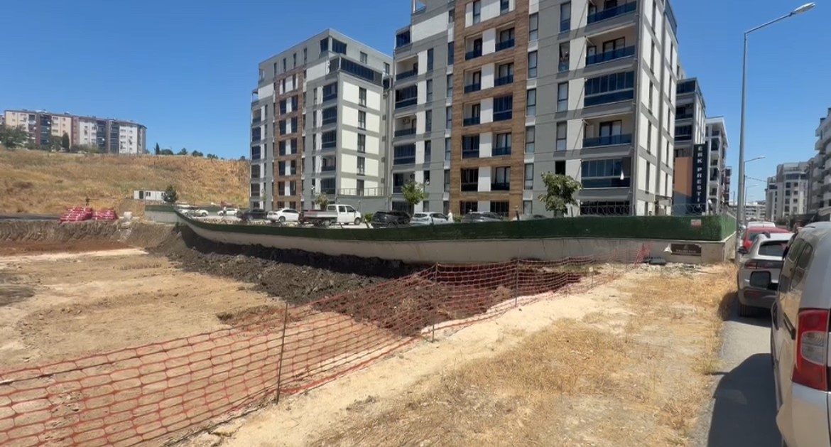 Bursa’da yapımı devam eden bir inşaatın yanında bulunan bir sitenin