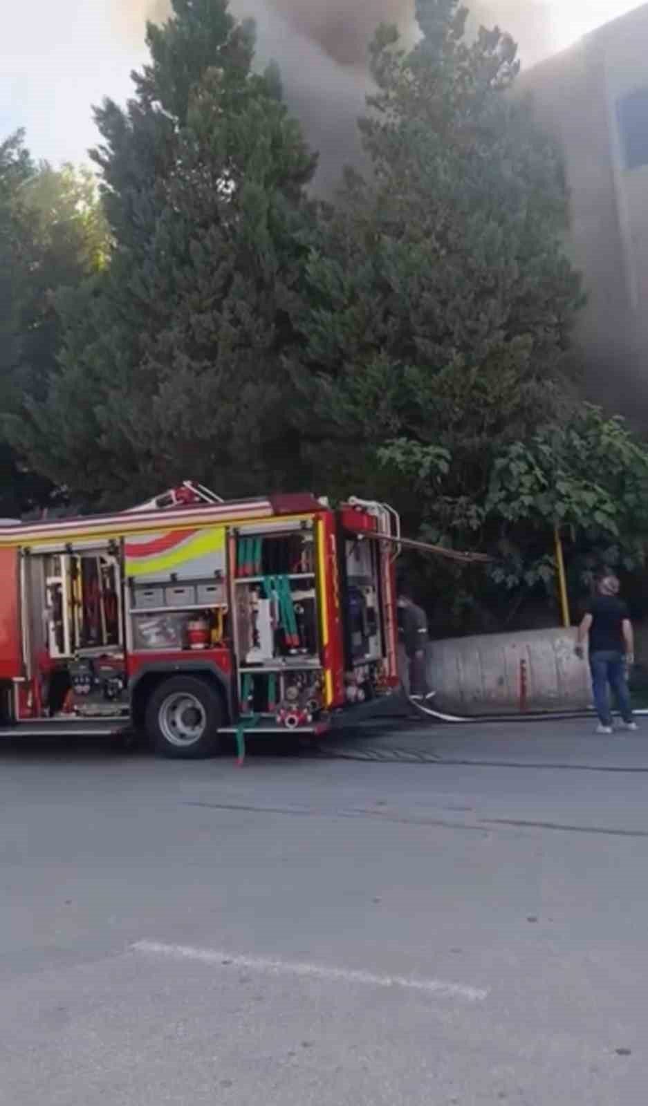 Bursa’da bir fabrikada çıkan yangın paniğe neden oldu. İtfaiye ekiplerinin