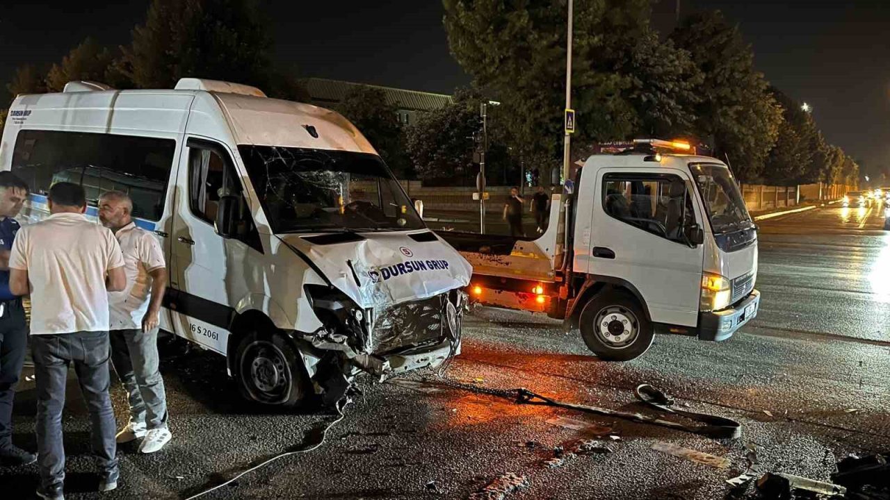 Bursa’da seyir halindeyken direksiyon hakimiyetini kaybeden servis minibüsü refüje çıktı.