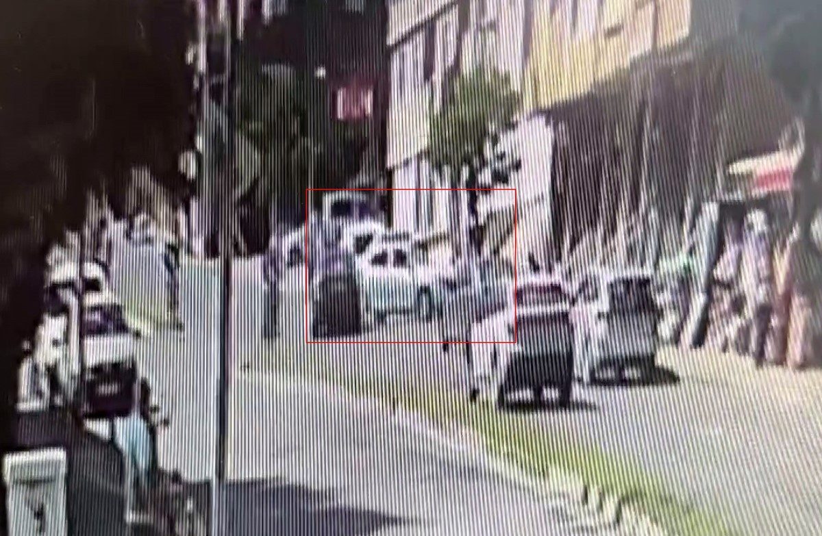 Büyükçekmece’de, 20 yaşındaki ehliyetsiz sürücünün durağa dalarak neden olduğu kazada