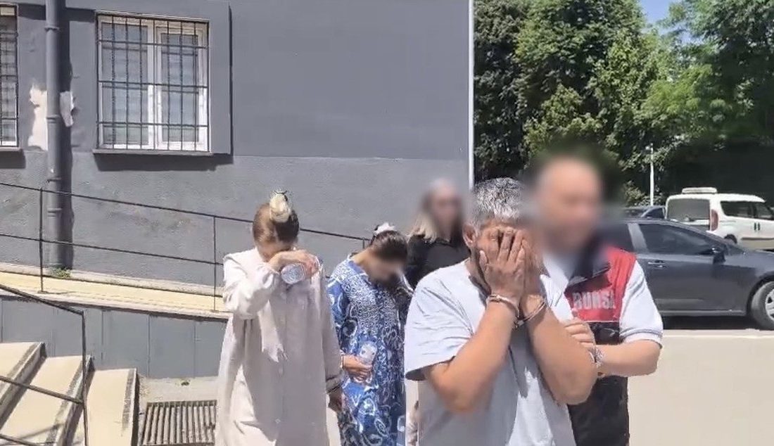 Bursa’da bir evden çaldıkları içerisinde yaklaşık 1 milyon 800 bin