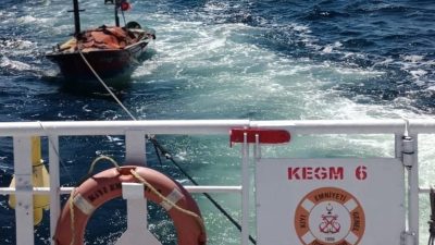 Çanakkale Boğazı’nda sürüklenen ve içinde 1 kişinin bulunduğu tekne Kıyı